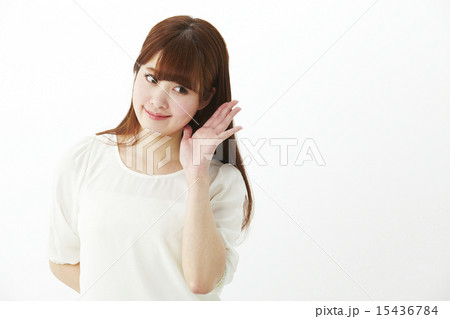 聞くポーズをする女性 15436784