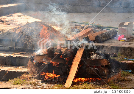 カトマンズ　火葬の風景 15436839