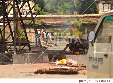 カトマンズ　火葬の風景 15436843