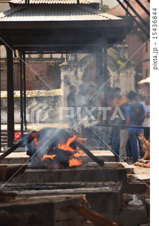 カトマンズ　火葬の風景 15436844