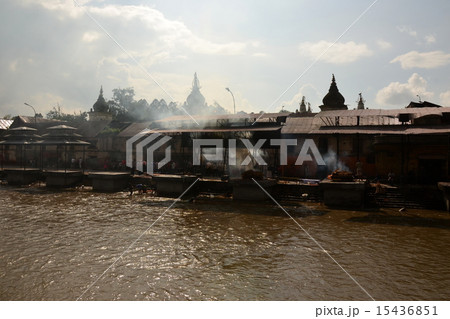カトマンズ　火葬の風景 15436851