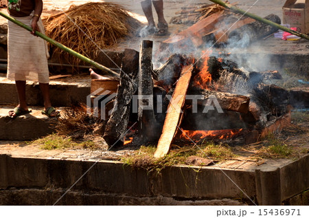 カトマンズ　火葬の風景 15436971