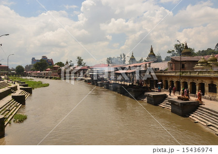 カトマンズ　火葬場の風景 15436974