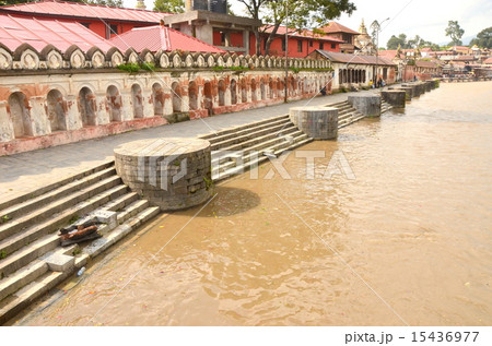 カトマンズ　火葬場の風景 15436977
