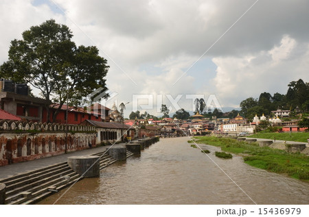 カトマンズ　火葬場の風景 15436979