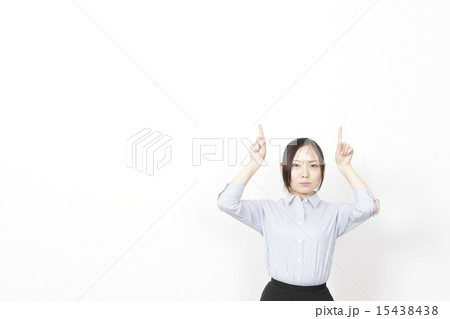 指をさす若い女性 指をさす若い女性 15438438