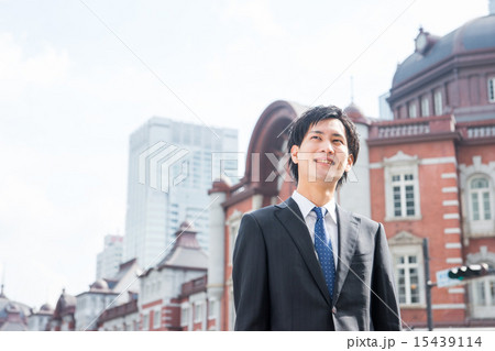 ビジネスマン 東京駅 の写真素材