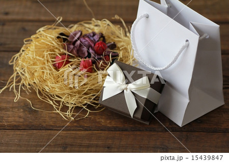 プレゼントの小箱と手提げ袋とポプリ プレゼントの小箱と手提げ袋とポプリ 15439847