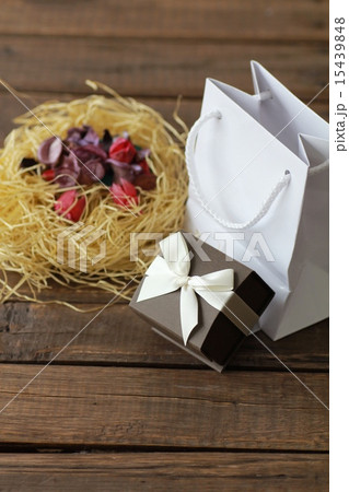 プレゼントの小箱と手提げ袋とポプリ 15439848