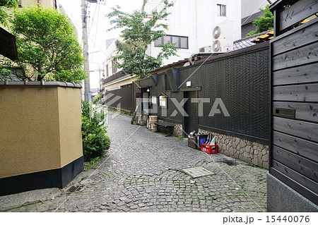 東京神楽坂の裏路地 15440076