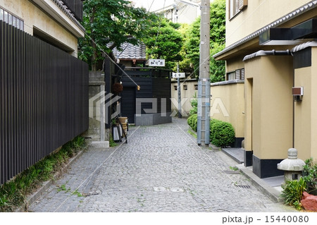 東京神楽坂の裏路地 15440080