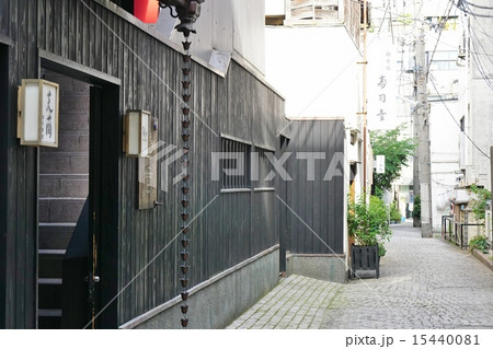 東京神楽坂の裏路地 15440081