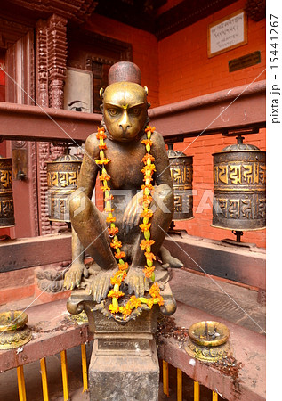 ネパール　パタン　ゴールデンテンプルのサル像 15441267