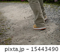 砂利道を歩く 15443490