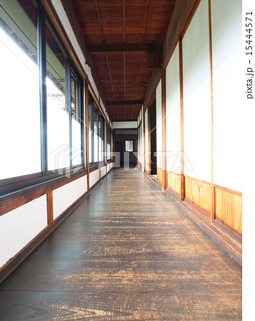 日本家屋の長い廊下の写真素材