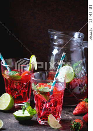 Strawberry lemonade 15445481