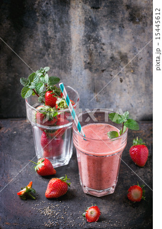 Red strawberry smoothie 15445612
