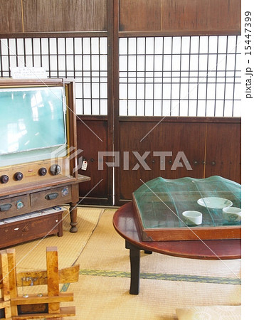 レトロなブラウン管テレビとちゃぶ台 15447399