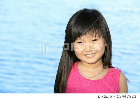 はにかむベトナムの女の子の写真素材