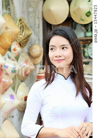 ベトナムのおみやげ屋さんにいたアオザイ美女の写真素材