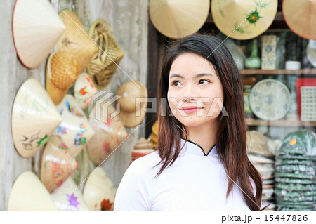 ベトナムのおみやげ屋さんにいたアオザイ美女 ベトナムのおみやげ屋さんにいたアオザイ美女 15447826