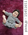 足を上げる赤ちゃん 15451651