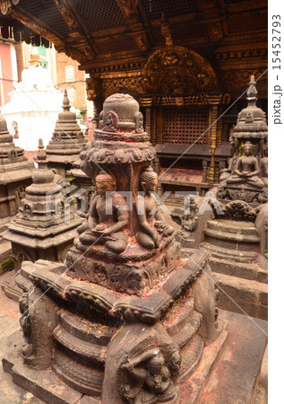 カトマンズ　スワヤンブナートの仏塔 15452793