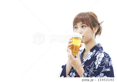 若い女性浴衣姿白バック 15453143