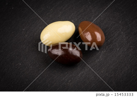 almonds in chocolate 15453333