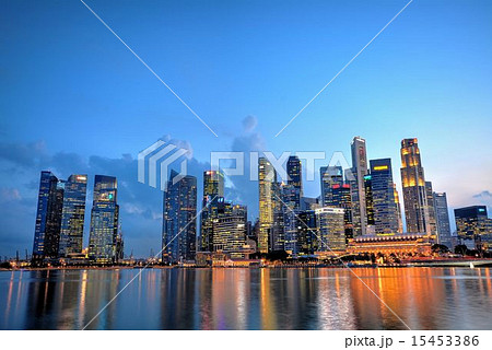 シンガポール・経済地区の高層ビルとJubilee Bridge シンガポール・経済地区の高層ビルとJubilee Bridge 15453386