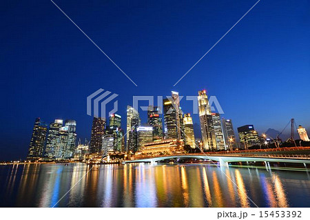 シンガポール・経済地区の高層ビルとJubilee Bridge 15453392