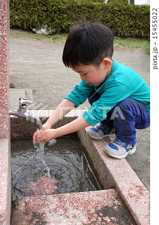 手を洗う子ども 15455022