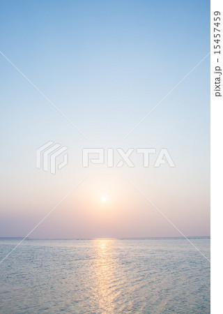 沖縄の海・夕日と淡い空 沖縄の海・夕日と淡い空 15457459