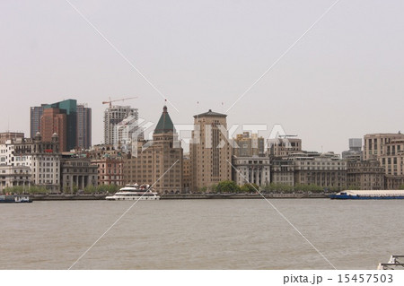 中国上海市の観光地外灘のビル街の風景 15457503