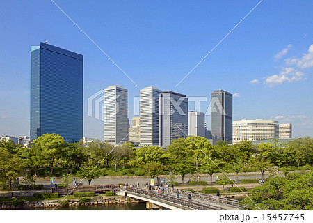 新緑の大阪城極楽橋と大阪ビジネスパーク 新緑の大阪城極楽橋と大阪ビジネスパーク 15457745