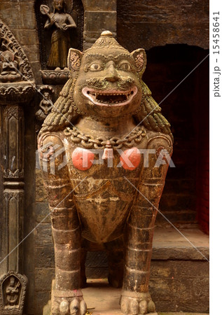 ネパール　パタン　ゴールデンテンプルの獅子 15458641