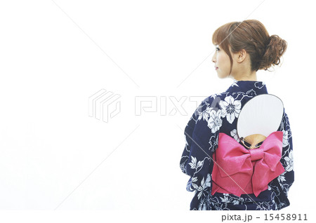 若い女性浴後ろ衣姿白バック 15458911