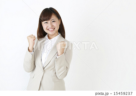 ガッツポーズする笑顔の女性 ガッツポーズする笑顔の女性 15459237