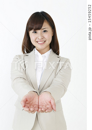 すくった両手の中を見せる笑顔の女性　 15459252