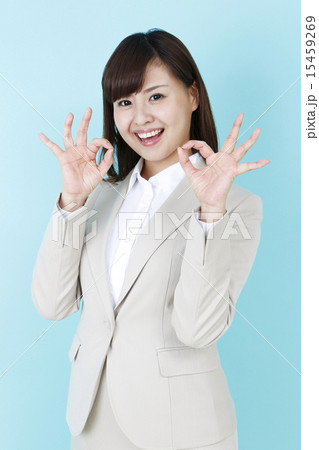 両手でokポーズする笑顔の女性 の写真素材