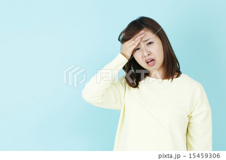 辛い表情の女性 辛い表情の女性 15459306