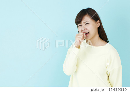 手を口元にあてる女性 手を口元にあてる女性 15459310