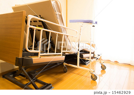介護ベッドと歩行器 15462929