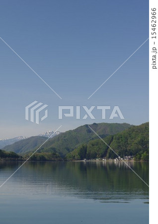 信州　安曇野　春の青木湖風景（北部より南部集落をのぞむ） 15462966
