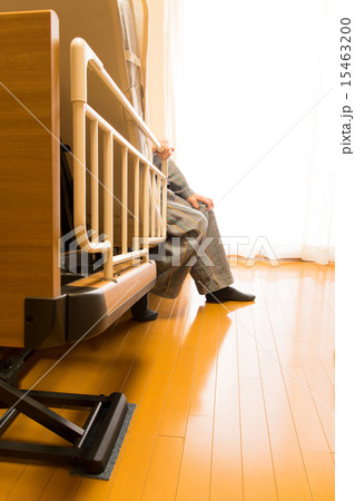 介護ベッドからの立ち上がり 15463200