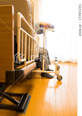 介護ベッドからの歩行器での立ち上がり 15463201
