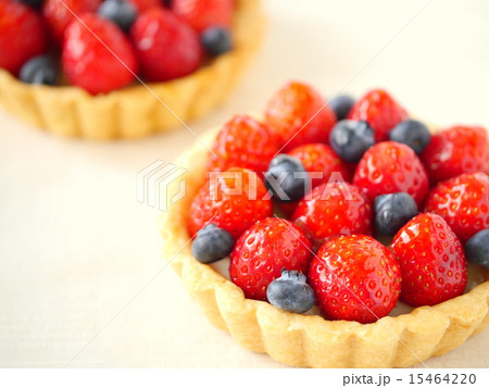 イチゴとブルーベリーのタルト (横位置) イチゴとブルーベリーのタルト (横位置) 15464220