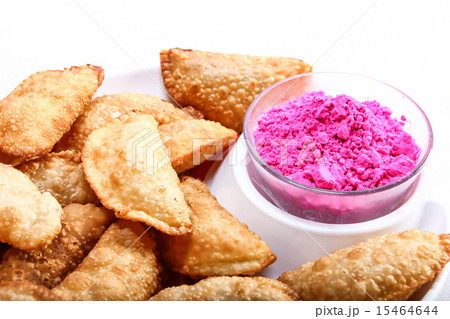 gujia in plate with holi color in bowl 15464644