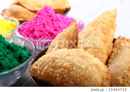 gujia in plate with holi color in bowl 15464710