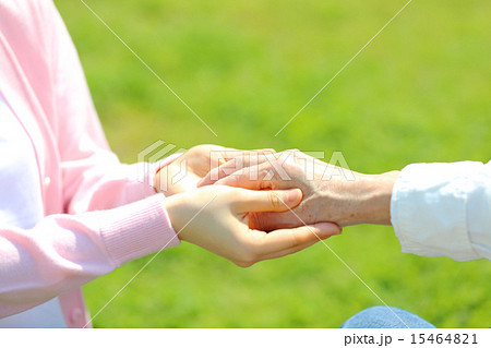 介護 手を握るの写真素材